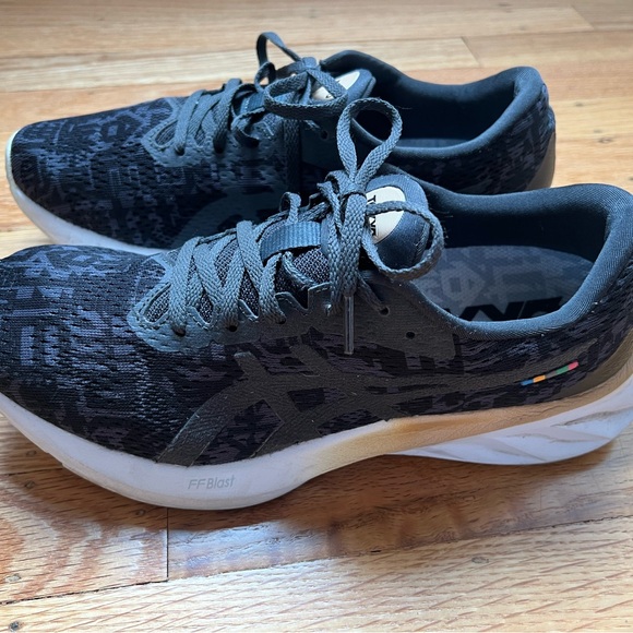 ASICS size 9 women’s black and gold running shoes - Picture 2 of 5